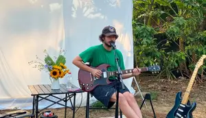 Viral Rex Orange County Konser Mini di Halaman Rumah Fans Indonesia