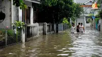 Sebagian perumahan warga yang ada di sekitar Jl Pusdiklat Depnaker Jakarta Timur ikut tergenang akibat luapan air kali Cipinang pada Rabu 29 Januari 2014 (Liputan6.com/Helmi Fithriansyah)