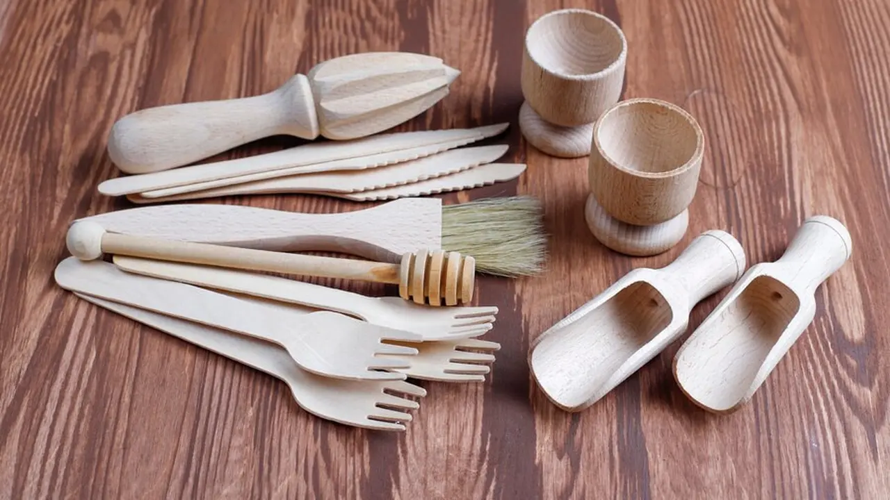Alat makan kayu (Foto Dok: Freepik/azerbaijan_stockers)