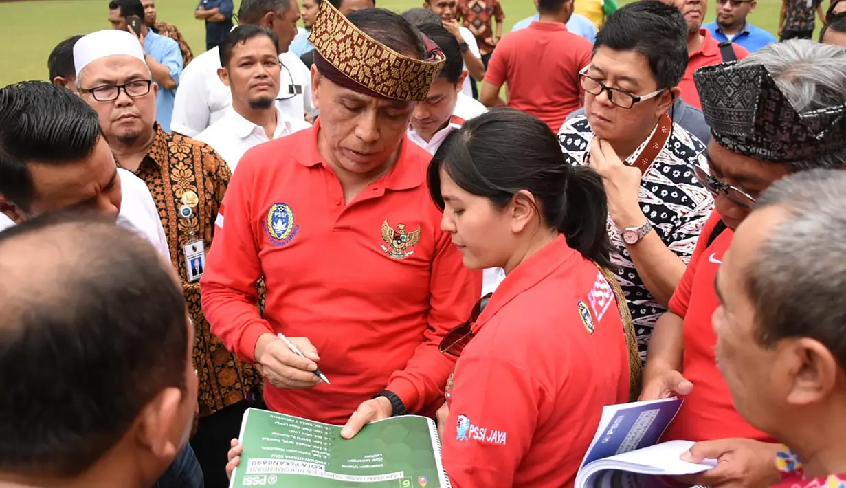 Ketum PSSI, Mochamad Iriawan, melakukan pengecekan saat berkunjung ke Stadion Utama Riau, Pekanbaru, Kamis (13/2). Stadion ini menjadi satu dari sebelas stadion yang dinominasikan sebagai tuan rumah Piala Dunia U-20 2021. (Dok PSSI)