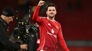 Gelandang Manchester United asal Inggris #07, Mason Mount, merayakan kemenangan timnya di akhir pertandingan leg kedua semifinal Liga Europa antara Manchester United dan Athletic Club Bilbao di Stadion Old Trafford di Manchester, Inggris barat laut, pada 8 Mei 2025. (Oli SCARFF/AFP)