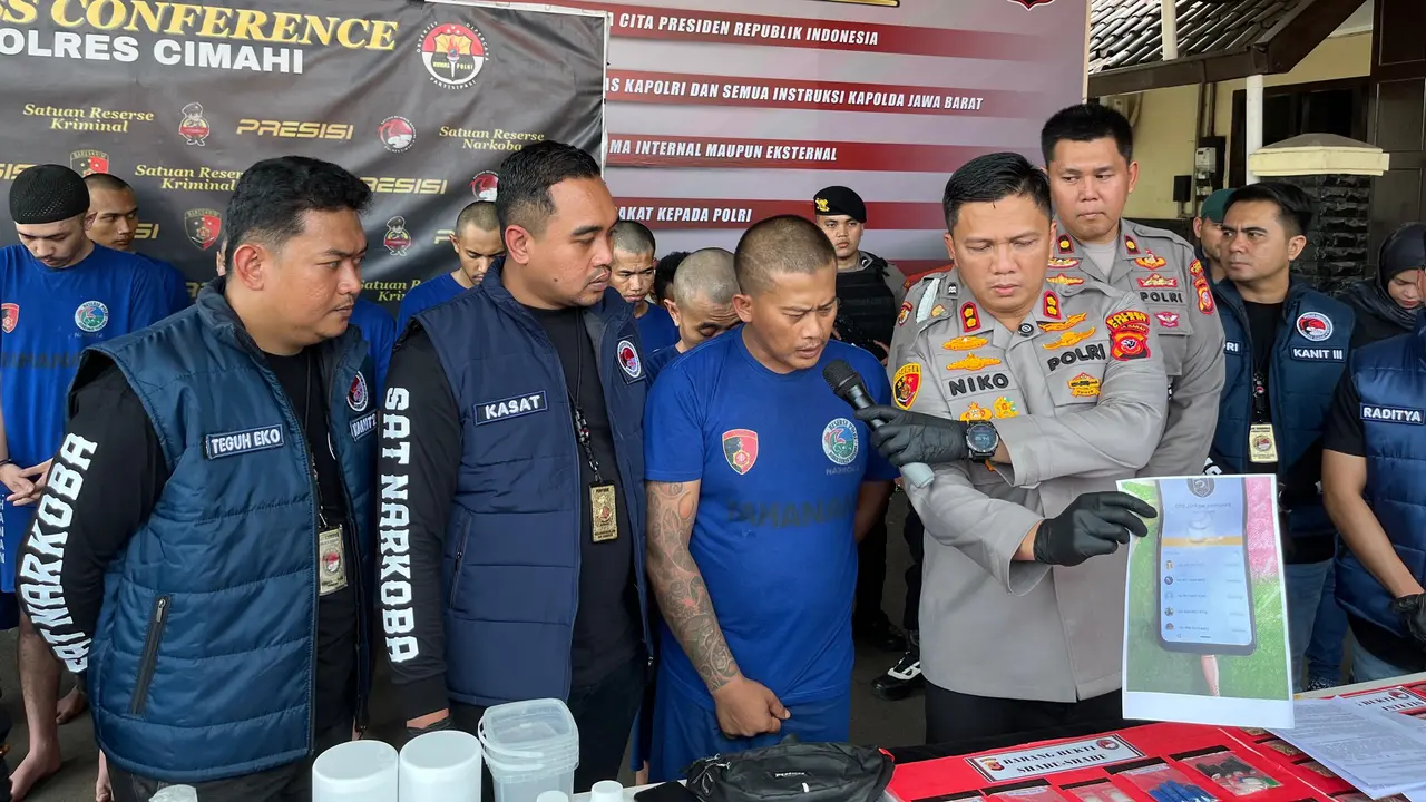 Anggota ormas GRIB Jaya PAC Parongpong, berinisial AG (35), ditangkap polisi lantaran kedapatan mengedarkan sabu.