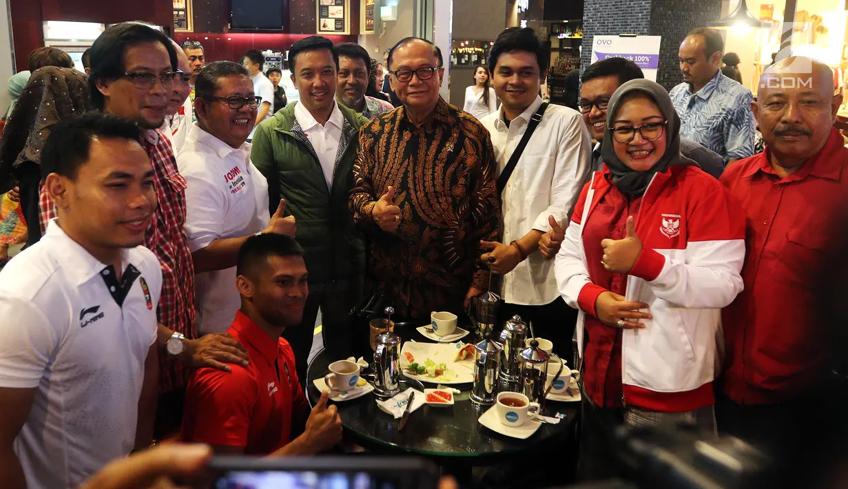 Menpora Imam Nahrawi foto bersama dengan Dua Atlet peraih medali dan official dalam acara Energi Indonesia untuk Asia dan Dunia, di Jakarta, Rabu (12/9). Acara digelar di Jakarta, Lombok dan Palembang (Liputan6.com/Johan Tallo)