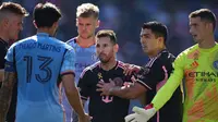 Lionel Messi #10 dari Inter Miami CF berdebat dengan Thiago Martins #13 dari New York City FC pada babak kedua di Stadion Yankee pada&nbsp;Minggu (22/9/2024)&nbsp;di New York City. (Vincent Carchietta /Getty Images via AFP)