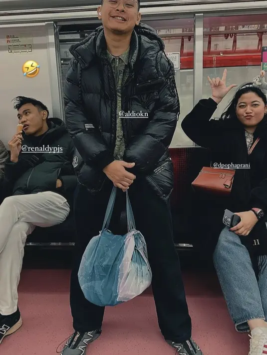 Sementara itu, Pinka tampil dengan coat panjang hitam dipadukan celana denim panjang. Serta sneakers Adidas. [@aaliyah.massaid]
