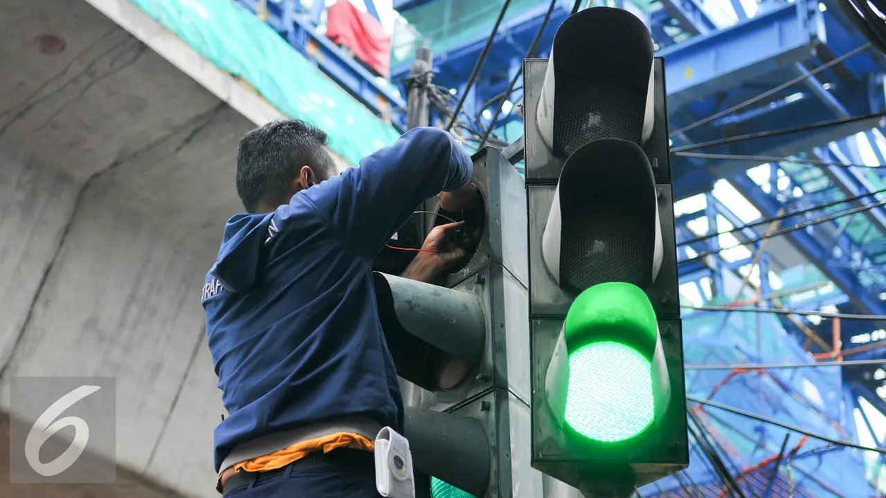 20160517- Cegah Kecelakaan, Dishub Perbaiki Traffic Light yang Rusak-Jakarta- Yoppy Renato