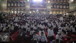 Ribuan santri berkumpul di Masjid Istiqlal menyambut peresmian Hari Santri Nasional, Jakarta, Kamis (22/10/2015). Penetapan Hari Santri Nasional adalah bagian dari semangat mencintai Bangsa dan Negara Indonesia. (Liputan6.com/Faizal Fanani)