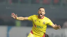Pemain Bhayangkara FC, Ilija Spasojevic merayakan golnya ke gawang Persija Jakarta pada lanjutan Liga 1 2017 di Stadion Patriot Bekasi, Sabtu (12/11/2017). Bhayangkara bermain imbang 1-1 lawan Persija. (Bola.com/Nicklas Hanoatubun)