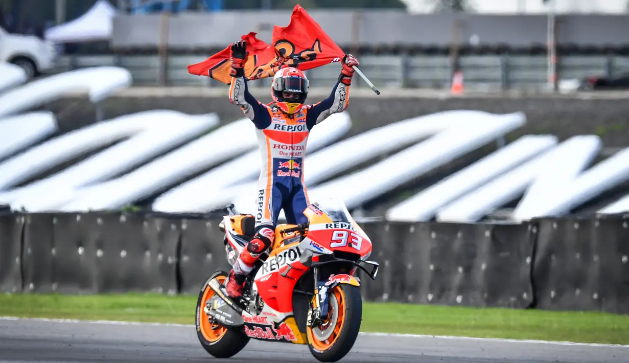 Pembalap Repsol Honda Marc Marquez merayakan kemenangannya pada balapan MotoGP Thailand 2019 di Chang International Circuit, Buriram, Minggu (6/10/2019). Marquez menyegel gelar juara dunia MotoGP 2019. (Lillian SUWANRUMPHA/AFP)