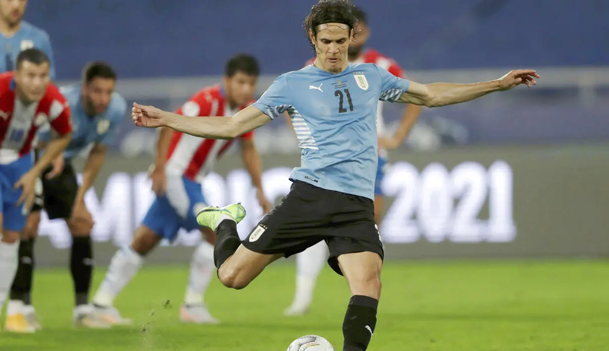 Edinson Cavani yang maju menjadi eksekutor berhasil menuntaskan tugasnya dengan baik. Skor 1-0 untuk keunggulan Uruguay atas Paraguay. (AP/Silvia Izquierdo)