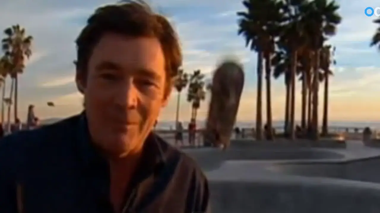 Reporter terkena skateboard. (Youtube)