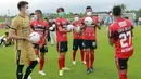 Pemain Bali United saat akan menyerahkan bola kepada pesepak bola cilik di Training Ground Bali United, Gianyar, Senin (28.03/2022).  (Bola.com/M Iqbal Ichsan)