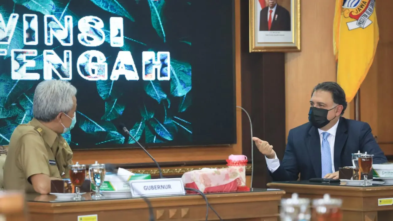 President & CEO Alpan Lighting Danny Sooferian membahas pemindahan pabrik dari Tiongkok dengan Gubernur Jawa Tengah Ganjar Pranowo, di Kantor Gubernur Jateng Senin (10/8/2020). (Foto: Liputan6.com/Felek Wahyu)