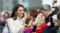 Kate Middleton bertemu dengan anggota masyarakat saat dia mengunjungi Aberavon Leisure and Fitness Center di Port Talbot, pada 28 Februari 2023 untuk bertemu dengan komunitas lokal dan mendengar tentang bagaimana olahraga dapat mendukung kesehatan mental dan kesejahteraan. (JACOB KING / POOL / AFP)