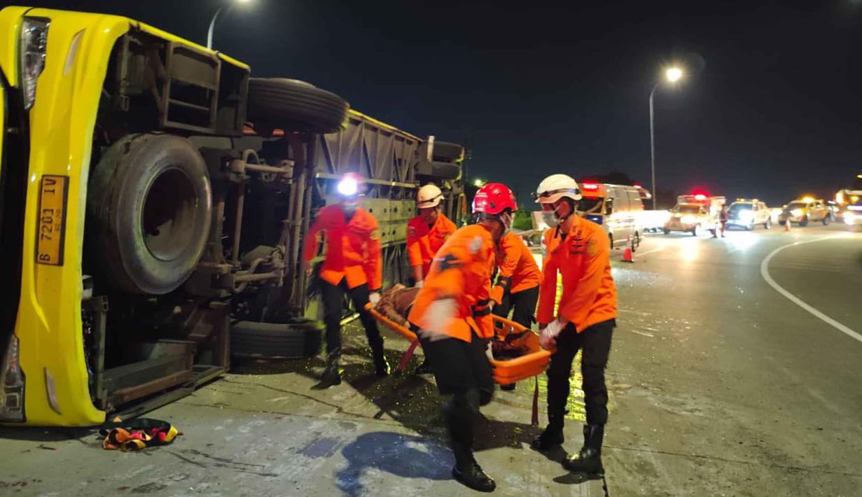 Bus diduga melaju dengan kecepatan tinggi sebelum menabrak pembatas jalan di tikungan jalur penghubung dan terguling hingga atap kabin ringsek. Tampak dalam foto, personel dari Badan Nasional Pencarian dan Pertolongan (Basarnas) Semarang melakukan evakuasi korban kecelakaan bus di Exit Tol Krapyak Kota Semarang, Jawa Tengah, Senin (22/12/2025) dini hari. (Foto: Basarnas Semarang)