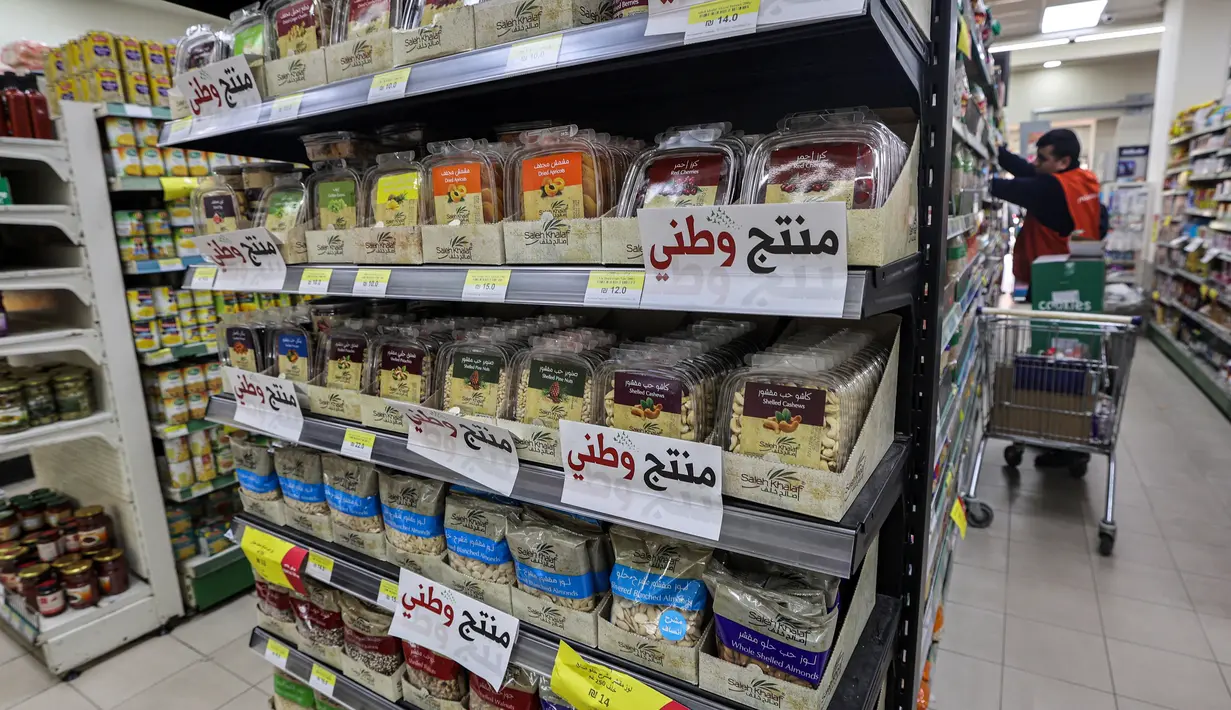 Di supermarket di seluruh wilayah pendudukan, anak-anak muda khususnya telah "mengembangkan kesadaran politik dan mengkonsumsi lebih banyak produk Palestina". (Jaafar ASHTIYEH / AFP)