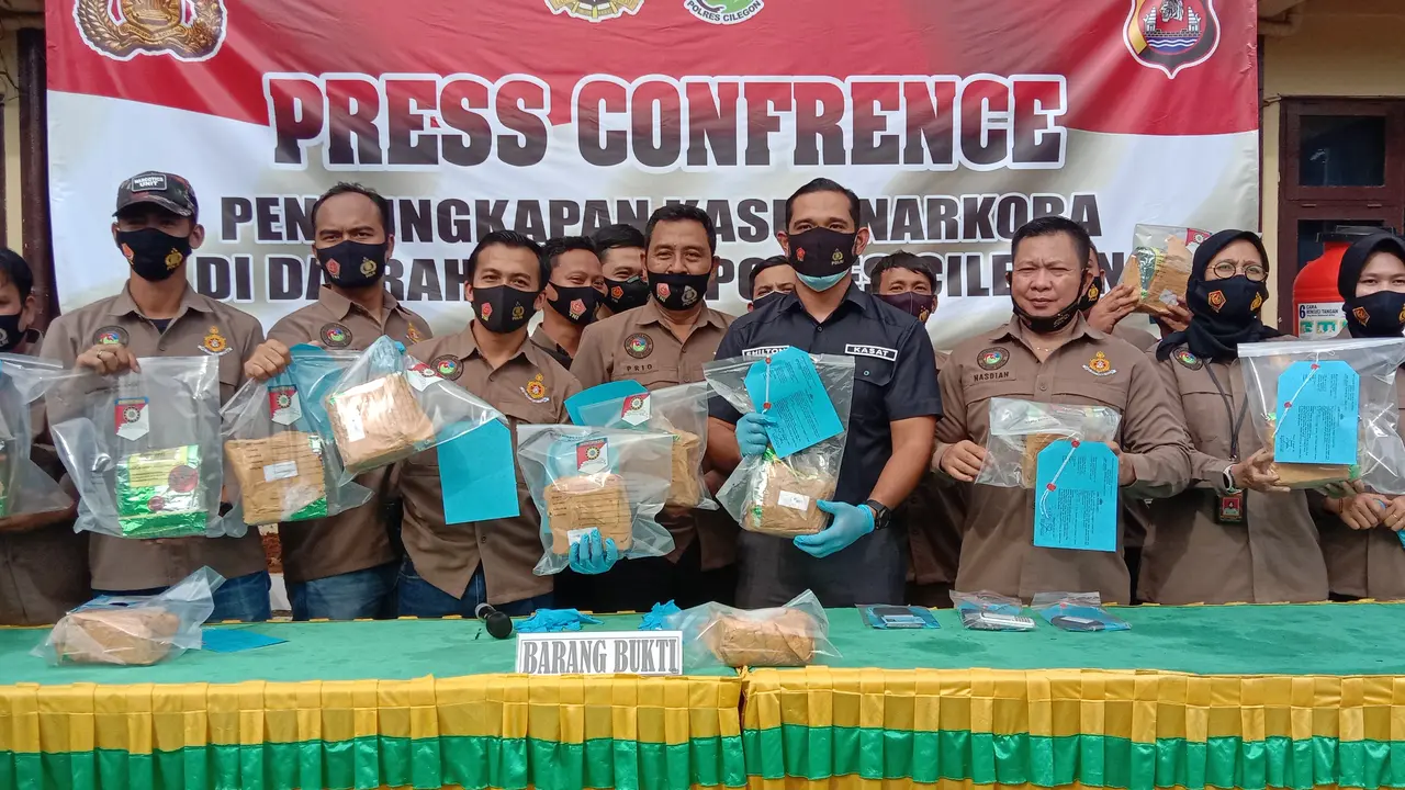 Tim Gabungan Polres Cilegon Dan Polres Serang Kota, Menangkap Bandar Sabu 13 kilogram Senilai Rp 13 Miliar. (Jumat, 08/01/2021). (Liputan6.com/Yandhi Deslatama).