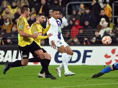Pemain PSG, Kylian Mbappe (tengah) mencetak gol ke gawang US Pays de Cassel pada laga babak 32 besar Coupe de France 2022/2023 di Stade Bollaert-Delelis, Selasa (24/1/2023) dini hari WIB. Paris Saint-Germain sukses menutup laga dengan kemenangan 7-0. (AFP/Francois Lo Presti)