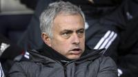 Pelatih Manchester United (MU), Jose Mourinho, saat pertandingan melawan West Bromwich Albion (WBA) pada laga Premier League di Stadion The Hawthorns, Minggu (17/12/2017). MU menang 2-1 atas WBA. (AP/Nick Potts)