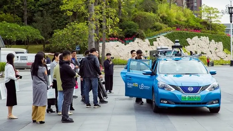 Warga mencoba RoboTaxi, sebuah taksi otonomos yang dikembangkan oleh WeRide, di Guangzhou, ibu kota Provinsi Guangdong, China selatan, pada 28 November 2019. (Xinhua/WeRide)