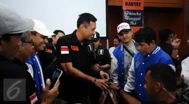 Cagub DKI Jakarta, AgusHarimurtiYudhoyono (AHY-tengah) menyalamipendukungnyausaibertemukoalisitujuhpartai non parlemen di Jakarta, Sabtu (28/1). Selainbertatapmuka, AHY jugamemaparkanvisimisinya. (Liputan6.com/HelmiFithriansyah)