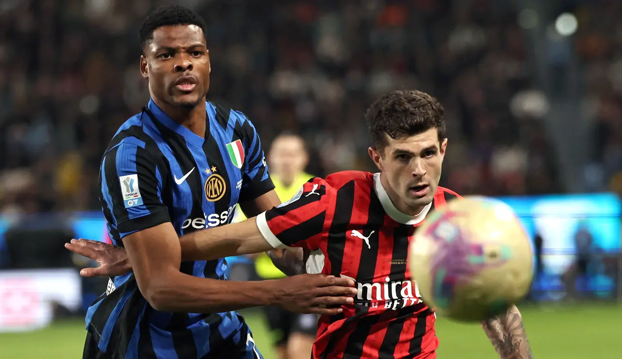 Pemain AC Milan, Christian Pulisic berebut bola dengan pemain Inter Milan, Denzel Dumfries pada laga final Piala Super Italia 2024/2025 yang berlangsung di Al-Awwal Park, Riyadh, Arab Saudi, Senin (06/01/2025) waktu setempat. (AFP/Fayez Nureldine)