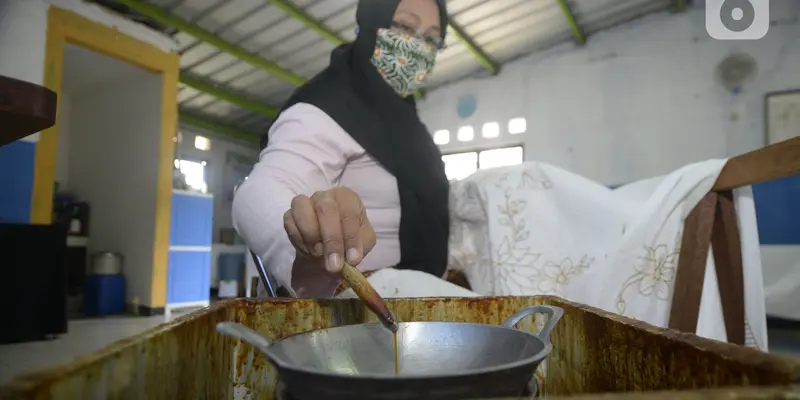 FOTO: Mengintip Proses Pembuatan Batik Kembang Mayang