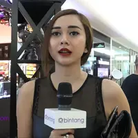 Disela waktu kosongnya, Aura Kasih menyempatkan diri untuk hadir di setiap acara fashion show. Ia mencuri ilmu dari setiap koleksi dari para desainer yang menampilkan karyanya dalam acara fashion show.