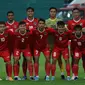 Pose pemain Timnas Indonesia sebelum pertandingan lanjutan babak penyisihan Grup A SEA Games 2021 melawan Myanmar di Stadion Viet Tri, Phu Tho, Vietnam, Minggu (15/5/2022). (Bola.com/Ikhwan Yanuar)