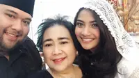 Vanessa Angel mengunggah foto-foto kehangatannya dengan calon ibu mertua Rachmawati Soekarno Putri dan tunangannya, Didi Mahardhika