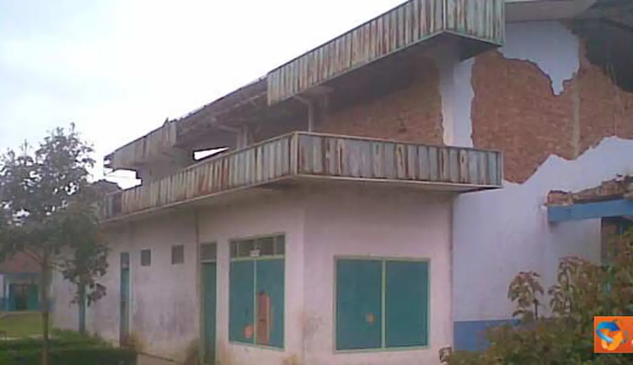 Citizen6, Bandung: SMP Negeri 1 Kertasari, Kabupaten Bandung, rusak parah akibat gempa bumi. Hingga saat ini sekolah tersebut belum di renovasi. (Pengirim: Sany Bahtiar)