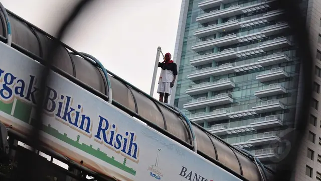 Kecewa Hasil Pilpres 2014, Pria Ini Demo Diatas JPO