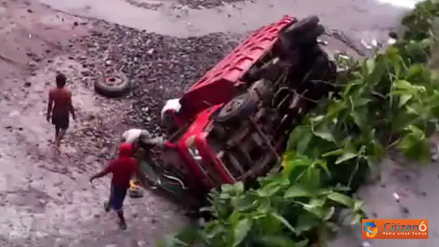 [VIDEO] 2 Truk Bermuatan Batu Koral Terjun ke Sungai