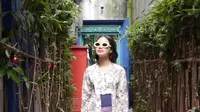 Andien Aisyah mengenakan kebaya kutu baru bercorak floral dipadukan obi ungu serasi dengan kain batik sebagai bawahannya. [@andienaisyah]