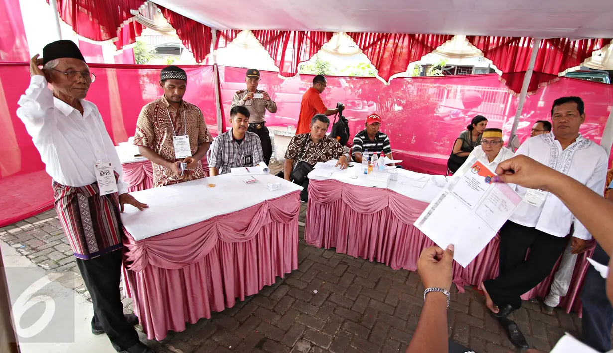 Petugas melakukan penghitungan surat suara Pilkada serentak di TPS Kampung Pilkada RW 03, Depok, Jawa Barat, (9/12). Penghitungan surat suara di seluruh Indonesia mulai dilakukan setelah batas waktu pencoblosan berakhir. (Liputan6.com/Immanuel Antonius)