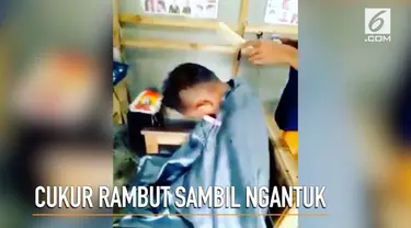 Rekaman lucu anak terjatuh dari kursi saat cukur rambut ramai diperbincangkan warganet.