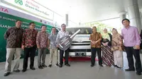 PT Toyota Motor Manufacturing Indonesia mendonasikan Toyota Hiace kepada Burung Indonesia untuk mendukung survei keanekaragaman hayati dan kegiatan pendidikan konservasi di Bentang Alam Popayato-Paguat. (TMMIN)