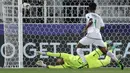 Kiper Timnas Oman, Ibrahim al-Mukhaini melakukan penyelamatan saat menghadapi Kirgistan pada laga ketiga Grup F Piala Asia 2023 di Abdullah bin Khalifa Stadium, Doha, Qatar, Kamis (25/1/2024). (AFP/Karim Jaafar)