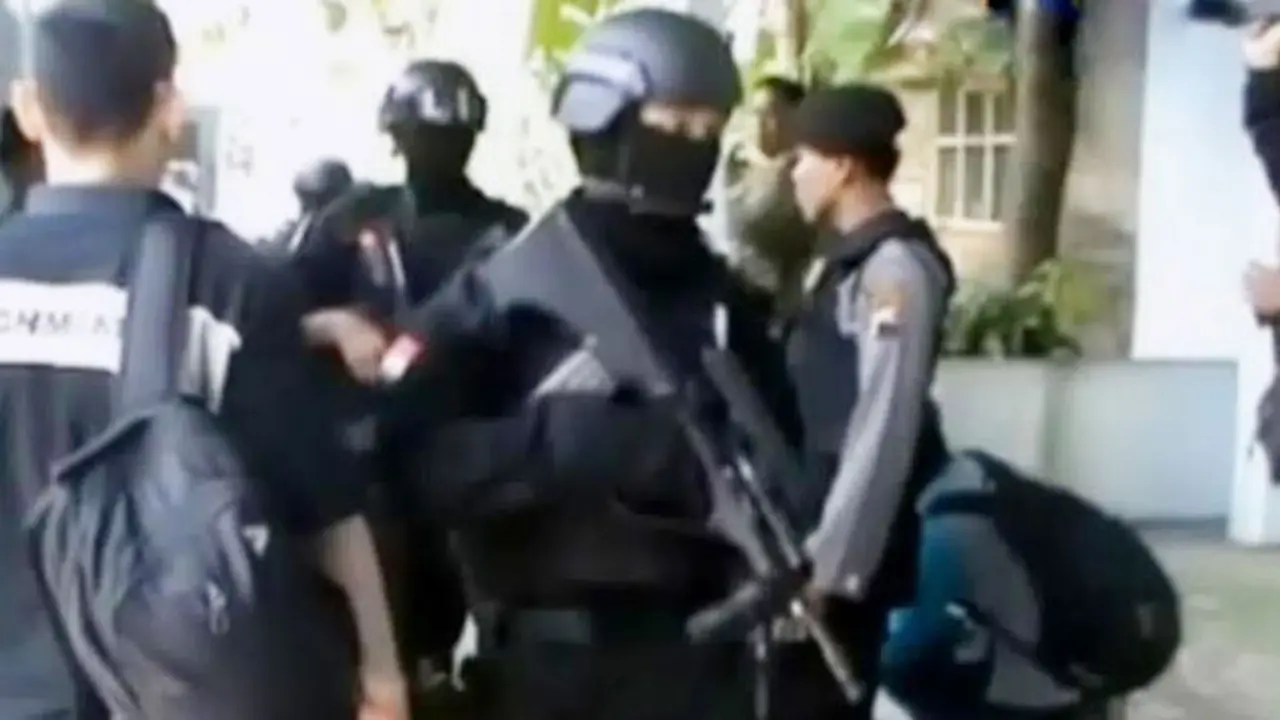 Keluarga Terduga Teroris di Solo Protes Penggeledahan Rumahnya 