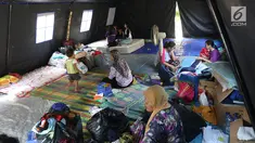 Aktivitas korban kebakaran di posko pengungsian SDN 10/11 Pagi Cipinang Utara, Jakarta, Selasa (20/8/2019). Puluhan warga terdampak kebakaran di Kawasan Prumpung, Jatinegara saat ini masih sangat membutuhkan bantuan seperti alas tidur dan popok bayi. (Liputan6.com/Herman Zakharia)