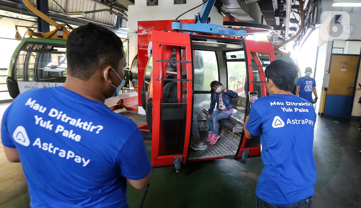 Wisatawan menikmati libur dengan berkeliling menggunakan Gondola di sela-sela acara Kick Off Kerja Sama AstraPay dengan Gondola di Taman Impian Jaya Ancol, Jakarta, Sabtu (21/05/2022). Sejak diluncurkan pada September 2021, AstraPay memiliki lebih dari 4,8 juta registered user dan telah diterima di lebih dari 15 juta merchant QRIS di seluruh Indonesia. (Liputan6.com/Fery Pradolo)