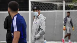 Pelatih Olympique Lyon, Rudi Garcia, saat memimpin latihan di Decines-Charpieu Groupama, Prancis, Rabu (10/6/2020). Olympique Lyon melakukan persiapan Jelang leg kedua babak 16 besar Liga Champions melawan Juventus. (AFP/Jeff Pachoud)