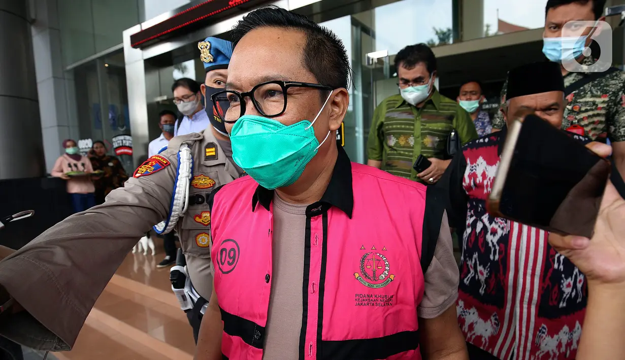 Salah satu tersangka kasus hilangnya red notice Djoko Tjandra dilimpahkan ke Kejaksaan Negeri Jakarta Selatan, Jumat (16/10/2020). Bareskrim Polri menyerahkan tiga dari empat tersangka dan barang bukti kasus hilangnya red notice Djoko Tjandra ke Kejari Jakarta Selatan. (Liputan6.com/Johan Tallo)