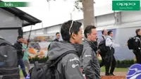 Pebalap Manor Racing asal Indonesia, Rio Haryanto berjalan memasuki area fan zone untuk menyapa penggemarnya jelang GP Australia di Sirkuit Albert Park, Melbourne, Sabtu (19/3/2016). (Bola.com/Yus Mei Sawitri)