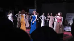 Sejumlah konstetan tampil di atas panggung saat mengikuti kontes kecantikan Miss Albino di Harare,  Zimbabwe (17/3). Sebelumnya kontes Miss Albino ini juga telah diselenggarakan di Kenya. (AFP Photo/Jekesai Njikizana)
