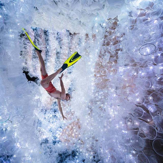 Manfaatkan Sampah Plastik Jadi Seni Instalasi, 6 Karya Pria Ini Bikin Takjub