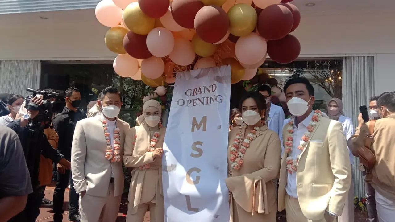 Shandy Purnamasari bersama dengan sang suami Gilang Widya Pramana dan juga founder MS Glow lainnya Dewa Gede Adiputra dan Kadek Maharani Kemala Dewi.