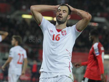 Gelandang Serbia, Luka Milvojevic, tampak kecewa usai kebobolan dari Austria pada laga kualifikasi Piala Dunia 2018 di Stadion Ernst Happe, Wina, Jumat (6/10/2017). Austria menang 3-2 atas Serbia. (Bola.com/Reza Khomaini)