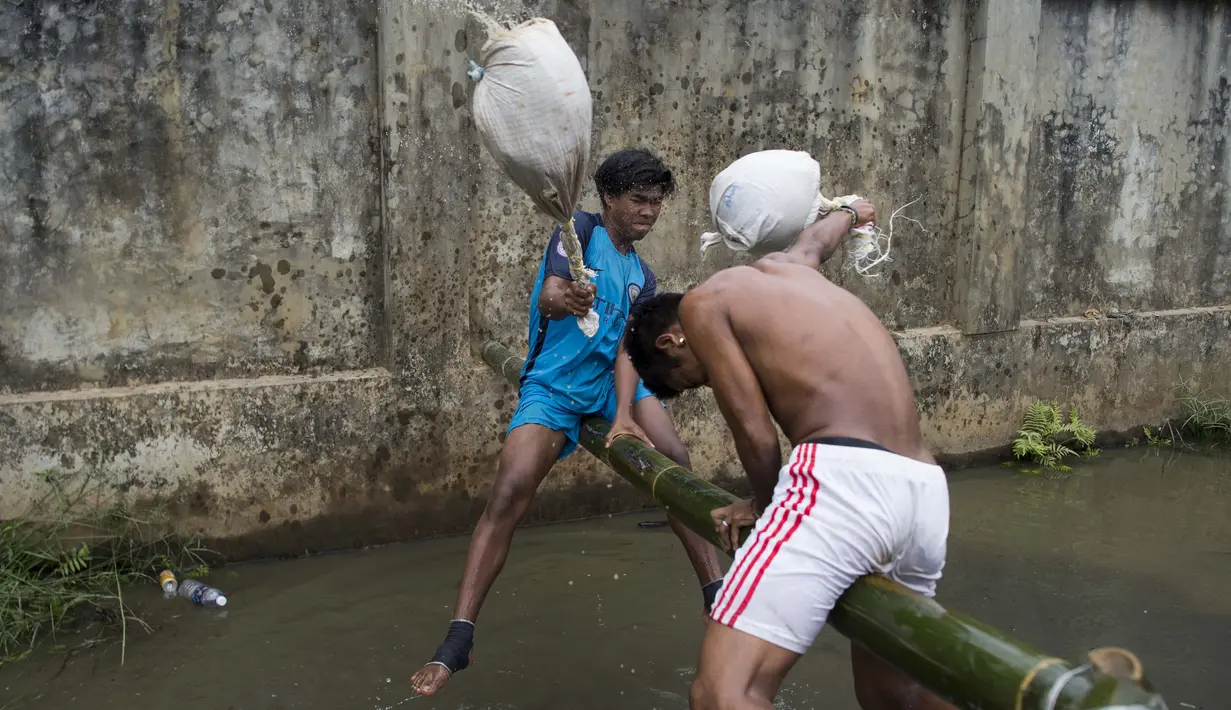 Peserta saling pukul saat mengikuti Perang Bantal di Yangon, Rabu (4/1). Acara tersebut digelar dalam rangka HUT Kemerdekaan Myanmar ke-69. (AFP PHOTO / YE AUNG THU)