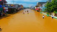 Banjir di Rokan Hulu makin meluas dan merendam ratusan rumah di Pasirpangaraian. (Liputan6.com/Istimewa/M Syukur)